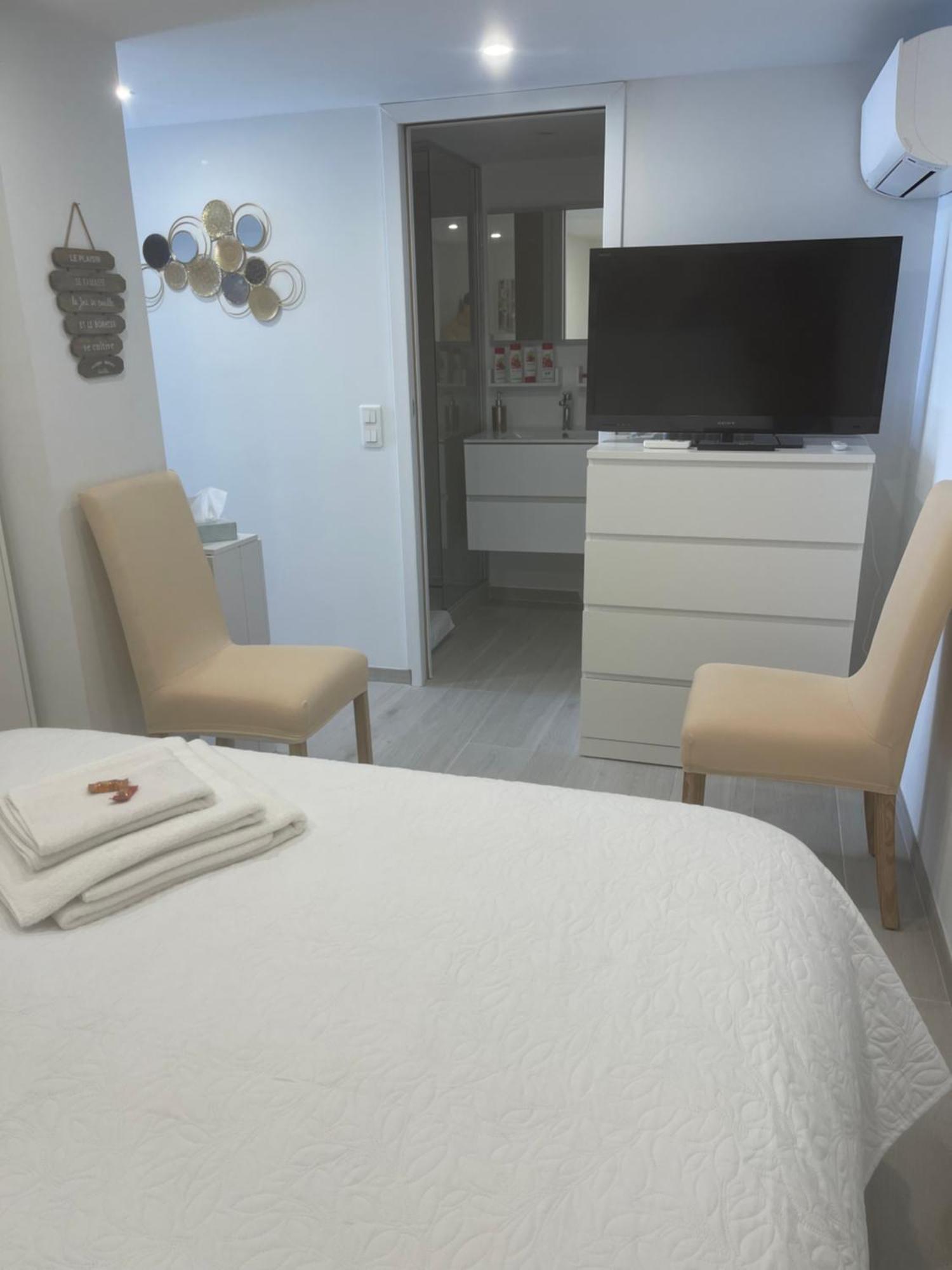 Grand Studio Neuf A 50 M Du Port Saint Tropez Bagian luar foto